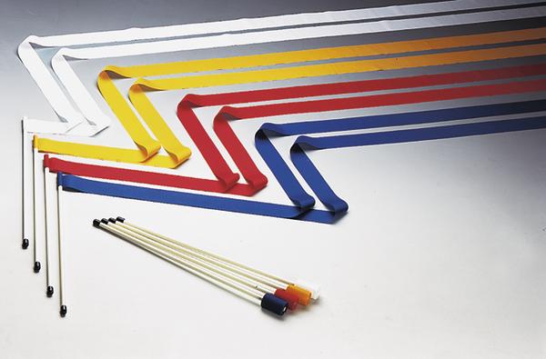 Mehrfarbige Rhythmusbänder mit Stäben auf weißem Hintergrund, Sport- und Gymnastikzubehör.