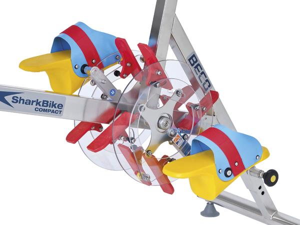 SharkBike Compact Wasserrudergerät mit farbigen Pedalen und Aluminiumrahmen für effektives Training.