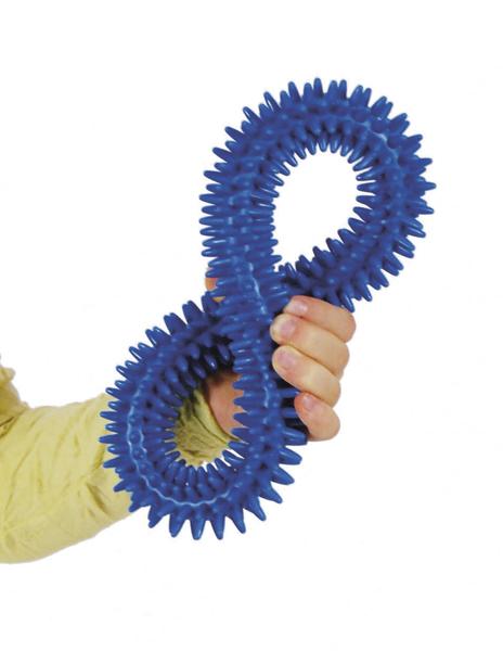 Hand hält blaues, flexibles Massagegerät mit Noppen in Form einer Acht.