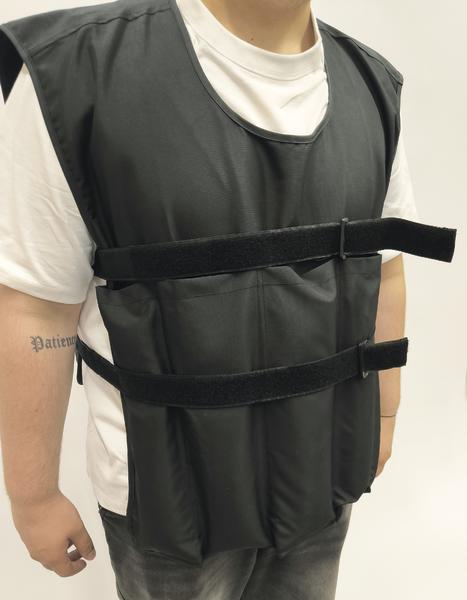 Person trägt schwarze Gewichtsweste mit zwei Verschlussbändern vorne.