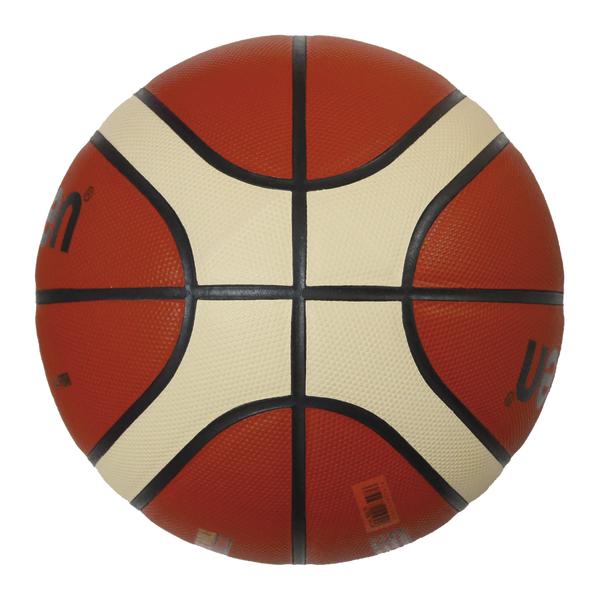 Basketball mit rotem und weißem Design, Nahaufnahme auf weißem Hintergrund.