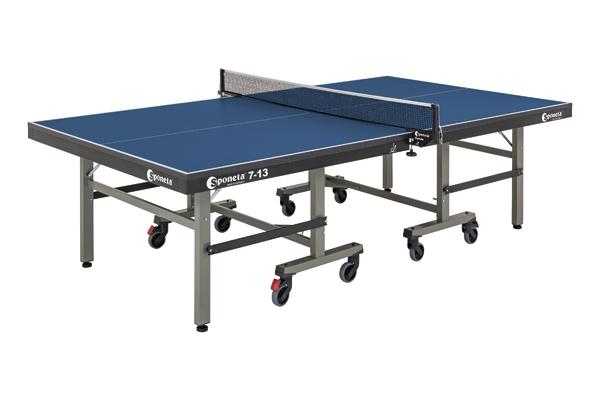 Tischtennisplatte Sponeta 7-13 mit blauem Spielfeld und klappbarem Gestell auf Rollen.