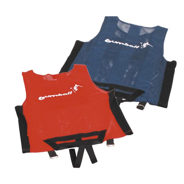 Rote und blaue Trainingswesten mit "bumball" Logo, Sportbekleidung für Mannschaftsspiele.