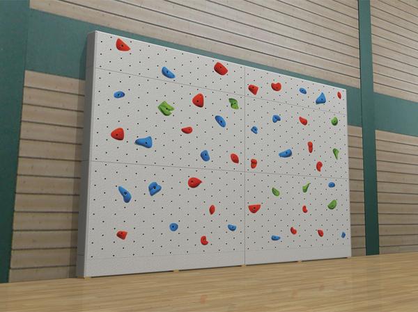 Kletterwand mit bunten Griffen in einer Sporthalle, ideal für Indoor-Klettertraining.