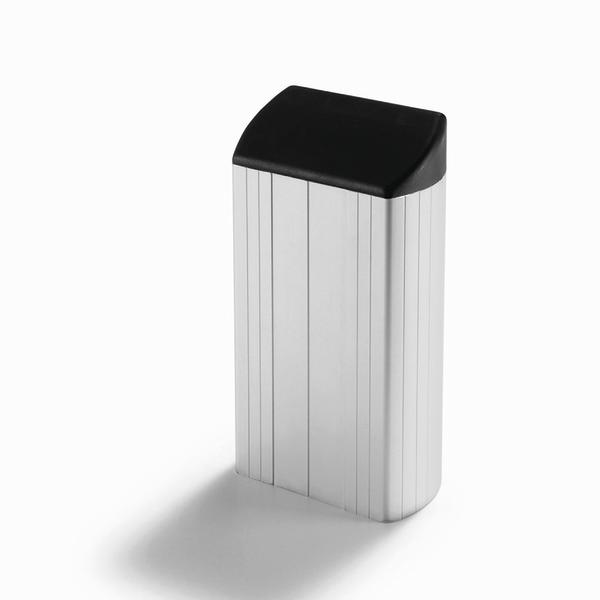 Silberne Ovalständergarnitur mit schwarzem Deckel, freistehend auf weißem Hintergrund.