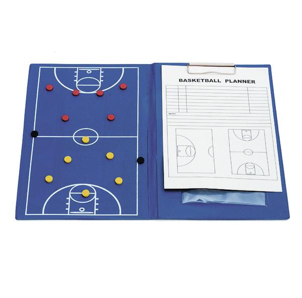 Basketball Taktiktafel mit Magnetspielern und Spielplan für Trainerstrategien.