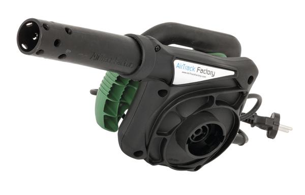 Elektrischer Laubbläser mit schwarzem Gehäuse und grünem Griff, steckerbetrieben.