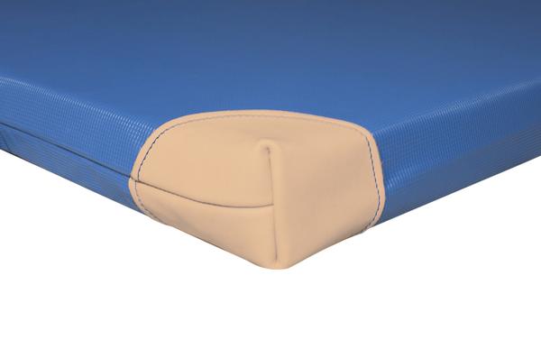 Blauer Schutzmatten-Eckenschutz mit beige verstärkter Ecke.