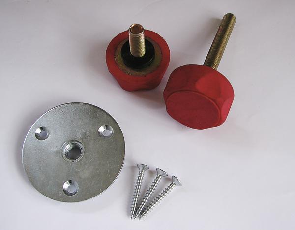 Rote Kunststoffgriffe mit Schrauben, Metallplatte und drei Holzschrauben auf weißem Hintergrund.