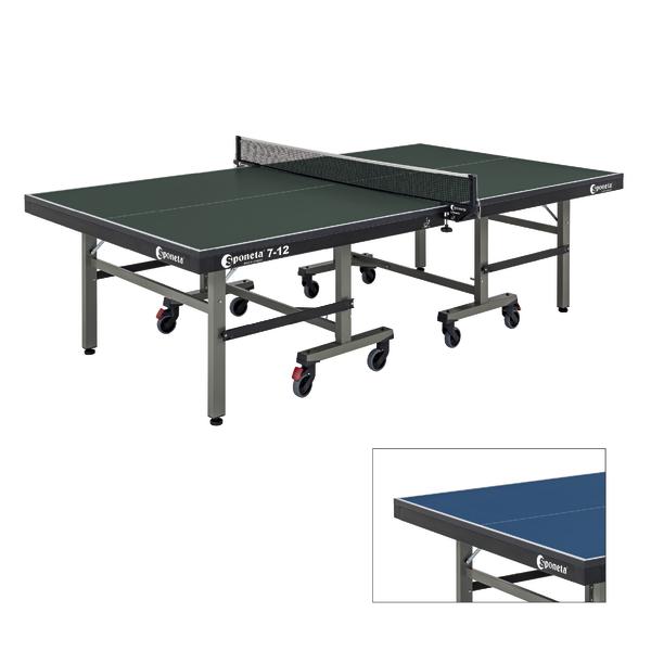 Tischtennisplatte Sponeta 7-12 mit grünem Spielfeld und klappbarem Gestell auf Rollen.