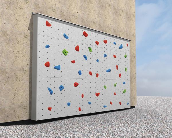 Boulderwand senkrecht mit Klettergriffen, ideal für Klettertraining und Freizeit.