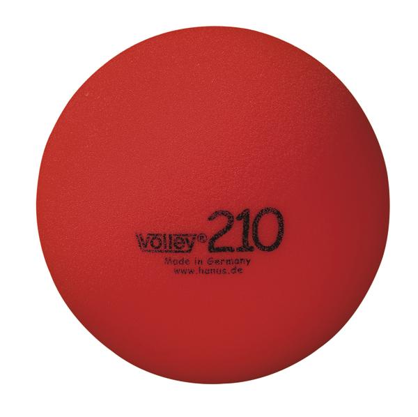 Roter Volley 210 Spielball aus Schaumstoff, hergestellt in Deutschland, Nahaufnahme.