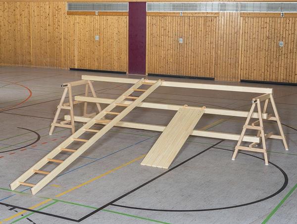 Holzgerät bestehend aus einem Lüneburger Stegel mit eingehängter Leiter und einem Schwungbrett sowie seitlichen Stützböcken