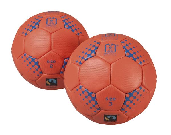 Zwei orange Handbälle mit blauen Mustern in den Größen 2 und 3 auf weißem Hintergrund.