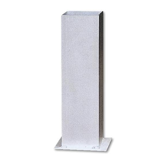 Grauer rechteckiger Metallpfosten mit Bodenplatte für Befestigung im Außenbereich.