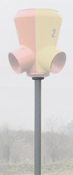 Zweifarbiger Korb auf Standsäule, Hintergrund ausgegraut.