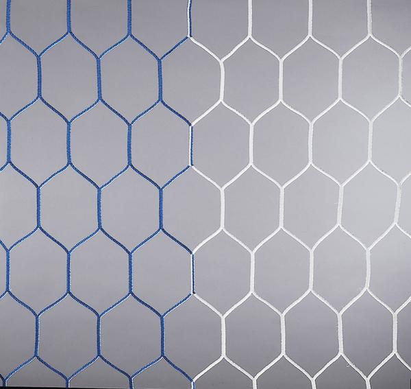 Blau-weißes sechseckiges Netzmuster auf grauem Hintergrund, halbiert in zwei Farbhälften.