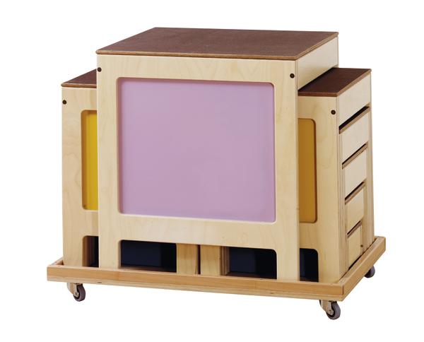 Holzspielzeug mit bunten Schiebetafeln auf Rollen, ideal für Kinder zum Lernen und Spielen.