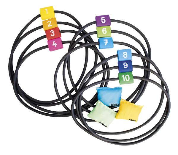 Bunte Wurfringe mit nummerierten Markierungen und farbigen Wurfbeuteln für Outdoor-Spiele.