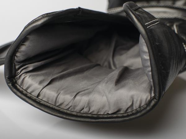Schwarzer Lederboxhandschuh mit weichem Innenfutter, Nahaufnahme der geöffneten Handfläche.
