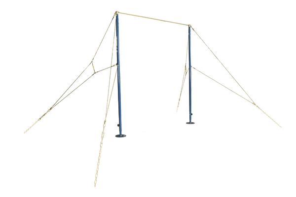 Stabiles Turnreck mit blauen Pfosten und Spannseilen auf weißem Hintergrund.