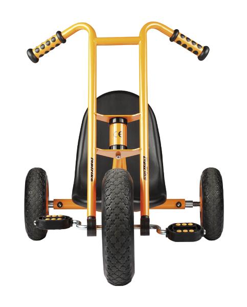Kinder-Dreirad mit orangefarbenem Rahmen und schwarzen Reifen, Frontansicht.
