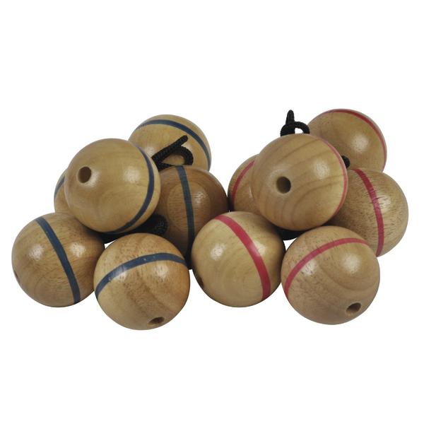 Holzkugeln mit farbigen Markierungen und Schnüren für ein Wurfspiel.