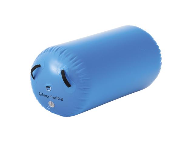 Aufblasbare blaue AirTrack Factory Gymnastikrolle mit Griffen, isoliert auf weißem Hintergrund.