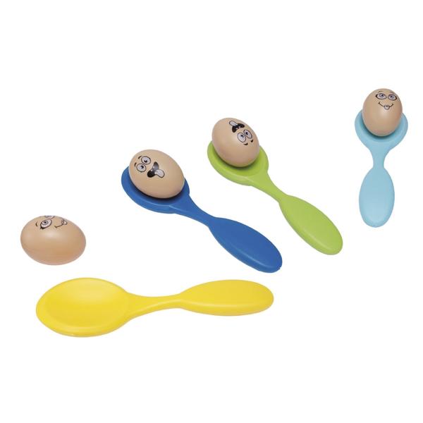 Vier Löffel in Gelb, Blau, Grün und Türkis mit darauf liegenden Eiern mit aufgemalten Gesichtern.