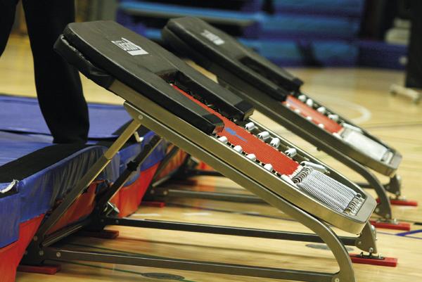 Mehrere schräg aufgestellte Trainings-Trampoline in einer Sporthalle.