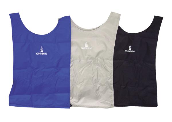 Drei Sportwesten in Blau, Weiß und Schwarz mit Omnikin-Logo, flach liegend.
