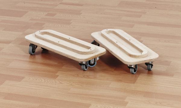 Zwei Transportwagen für Turnbänke aus Holz mit vier Rollen auf hellem Laminatboden.