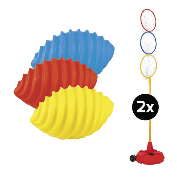 Bunte Wurfscheiben und ein doppelter Basketballkorb für Kinder mit verstellbarem Ständer.