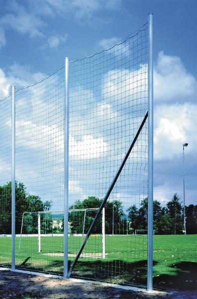 Tor- und Fangnetz auf grünem Fußballfeld bei blauem Himmel mit Wolken.