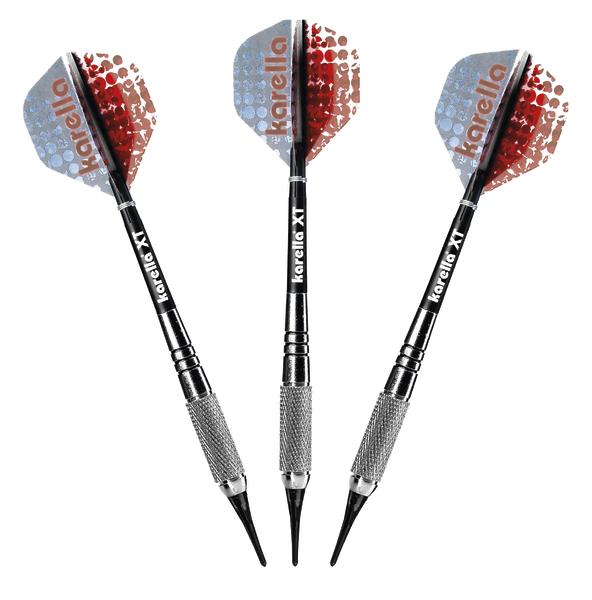 Drei schwarze Karelia XT Soft-Dartpfeile mit roten und blauen Flights auf weißem Hintergrund.