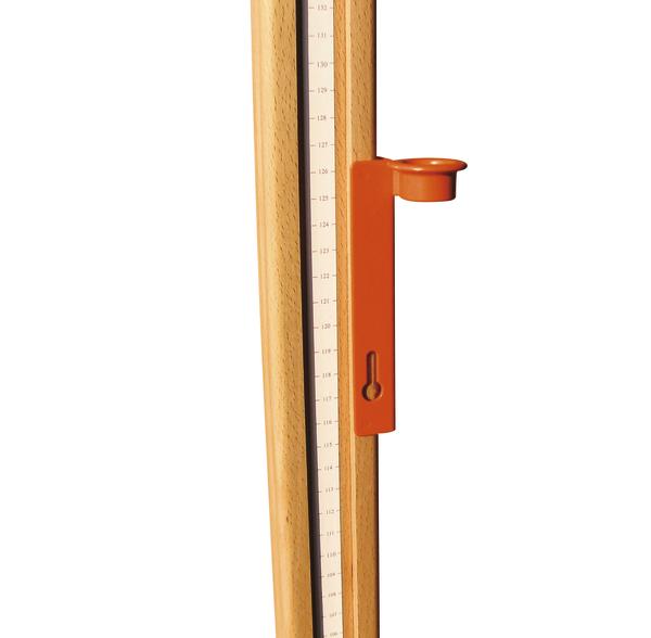 Holz-Messlatte mit rotem Höhenmarkierer zur genauen Körpergrößenmessung.