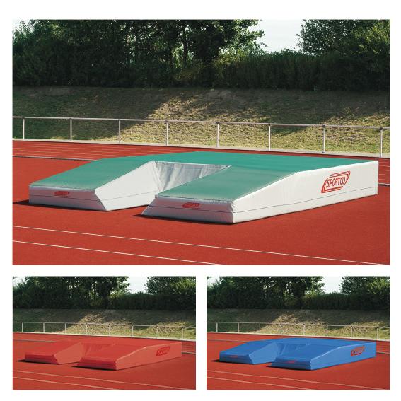Hochsprungmatte mit farbigen Bezügen auf roter Laufbahn im Freien.