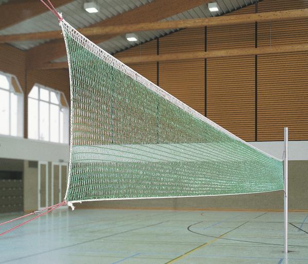 Volleyballnetz in einer leeren Sporthalle, gespannt zwischen zwei Pfosten.