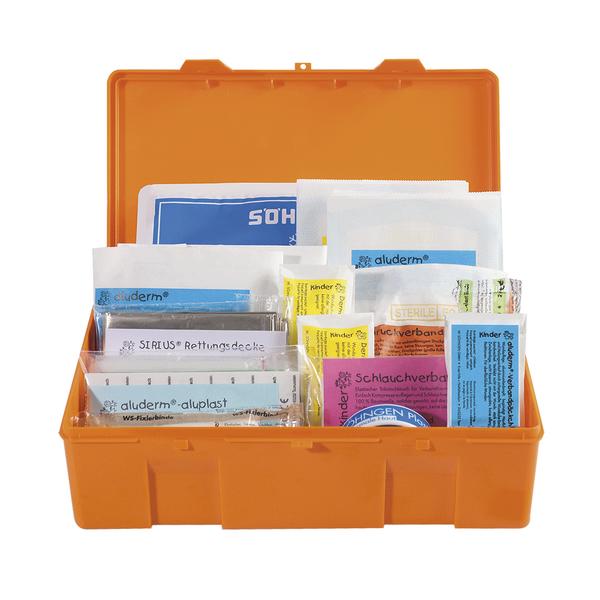 Oranger Erste-Hilfe-Kasten mit verschiedenen Verbandsmaterialien und Rettungsdecke.