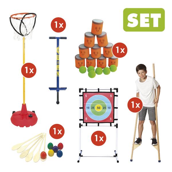 Trainingsset mit Korbständer, Balancierstangen, Zielscheibe, Wurfbechern, Bällen und Paddeln sowie Kind auf Stelzen vor weißem Hintergrund.