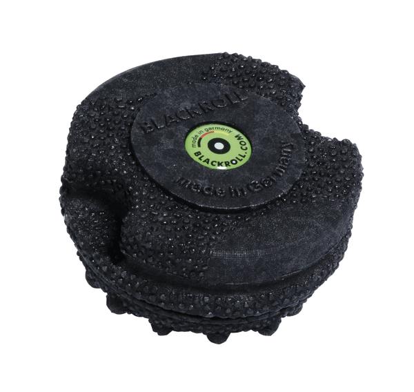 Schwarzer BLACKROLL Massageball mit Noppen zur Muskelentspannung, made in Germany.