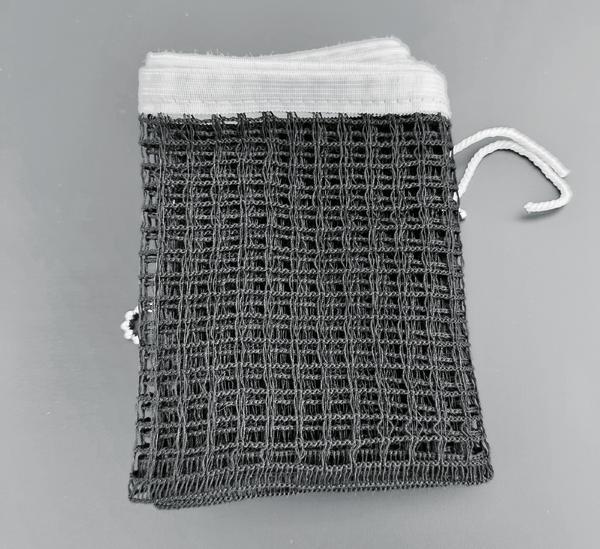 Zusammengefaltetes SPORTCO Tischtennisnetz aus schwarzem Netzmaterial mit weißem Saumband und Spannschnur.