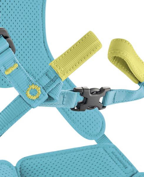 Detailaufnahme eines blauen und gelben verstellbaren Gurts mit Kunststoffverschluss.
