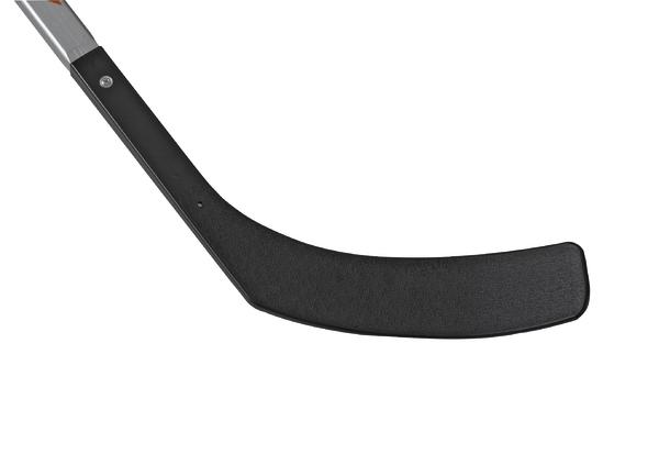 Eishockeyschläger mit schwarzer Kelle und silbernem Schaft auf weißem Hintergrund.