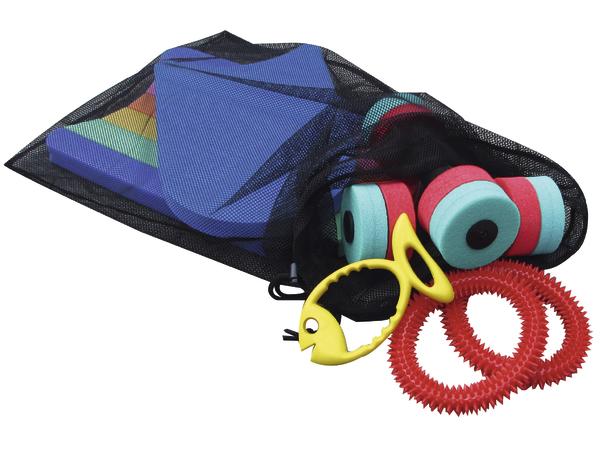 Schwimmhilfen und Spielzeug in Netzbeutel, inklusive Schwimmbretter, Poolnudeln und Greifspielzeug.