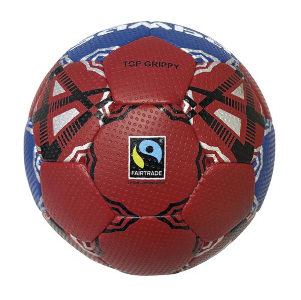 Rot-blauer Samba Handball mit Fairtrade-Siegel, strukturierter Top-Grippy-Oberfläche sowie schwarzen und silbernen Designelementen.