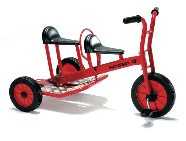 Rotes Kinder-Dreirad mit zwei Sitzen und schwarzem Lenker, ideal für Geschwisterfahrten.