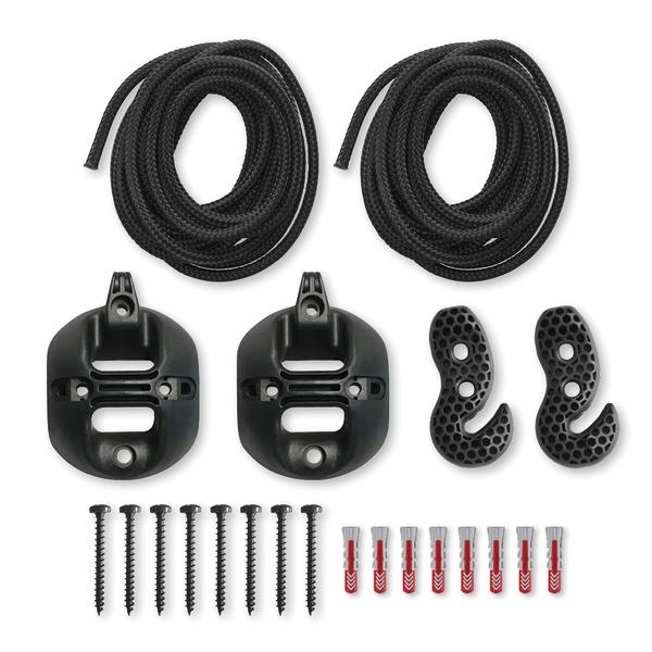 Montageset mit schwarzen Seilen, Halterungen, Haken, Schrauben und Dübeln für Befestigung.
