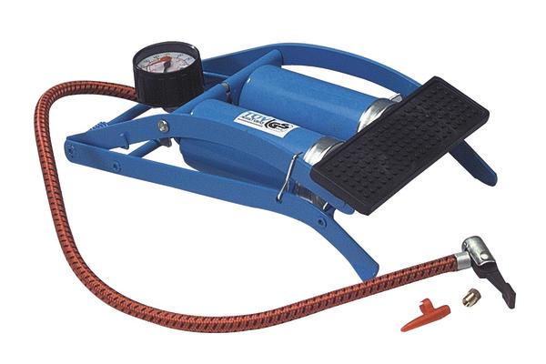 Fußluftpumpe mit Manometer und flexiblem Schlauch für Fahrrad- und Autoreifen.