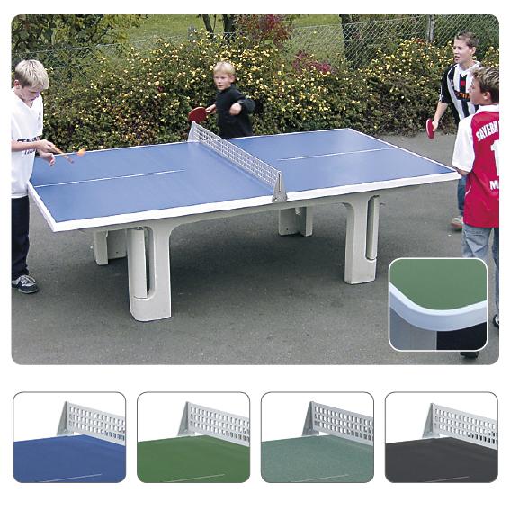 Kinder spielen Tischtennis auf einem blauen Outdoor-Tischtennistisch mit Netz.